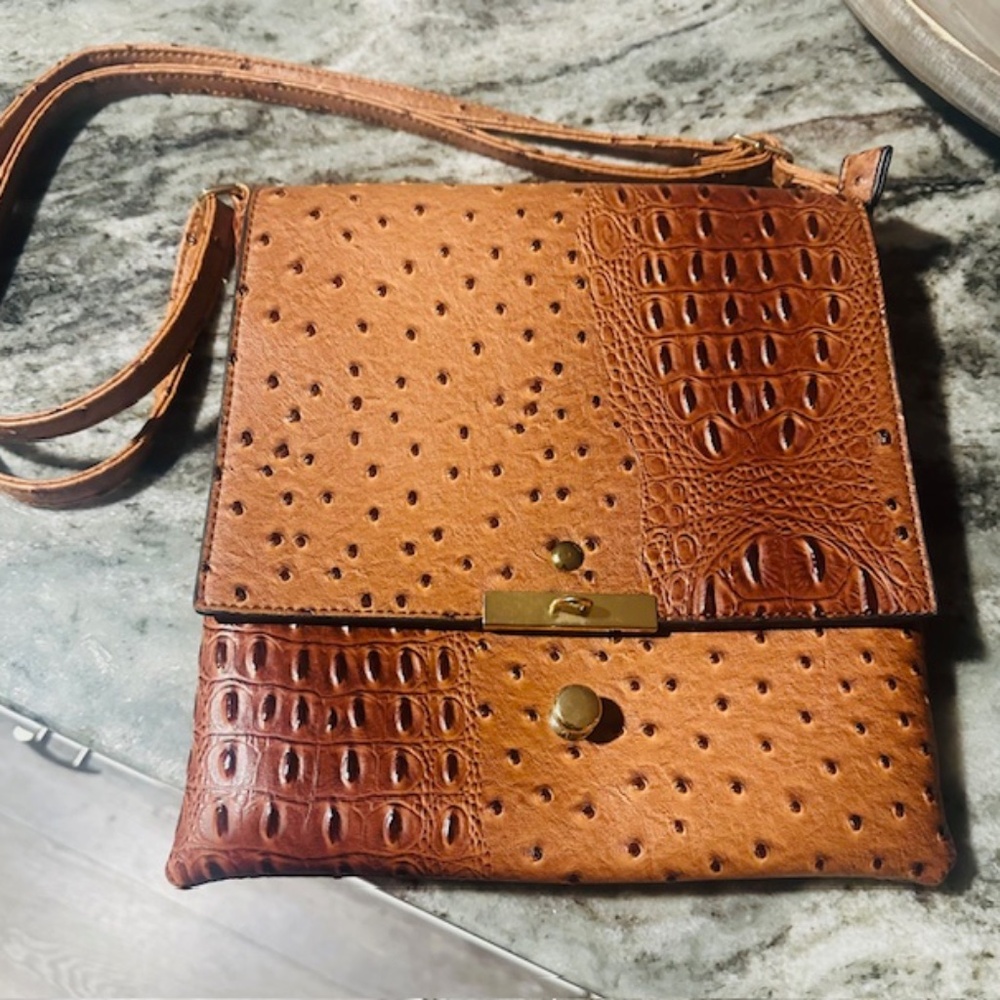 NON-BRANDED BEAND NEW NEVER USED TAN FAUX LEATHER CROCODILE LOOK CROSSBODY BAG!